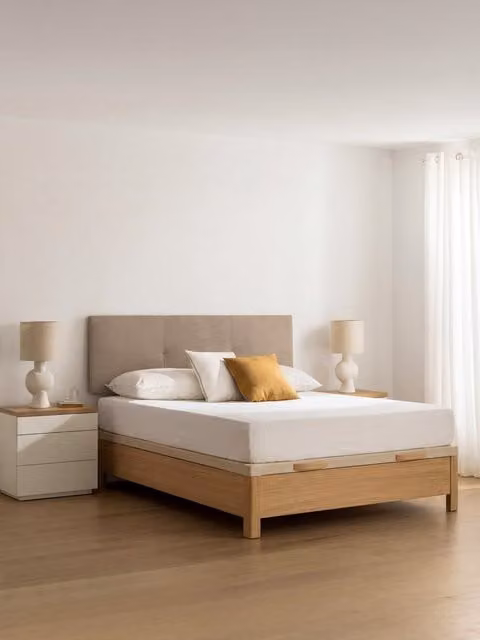Letto contenitore con base lift-up Kenay Home in legno rovere color marrone e beige L: 150 cm, P: 190 cm