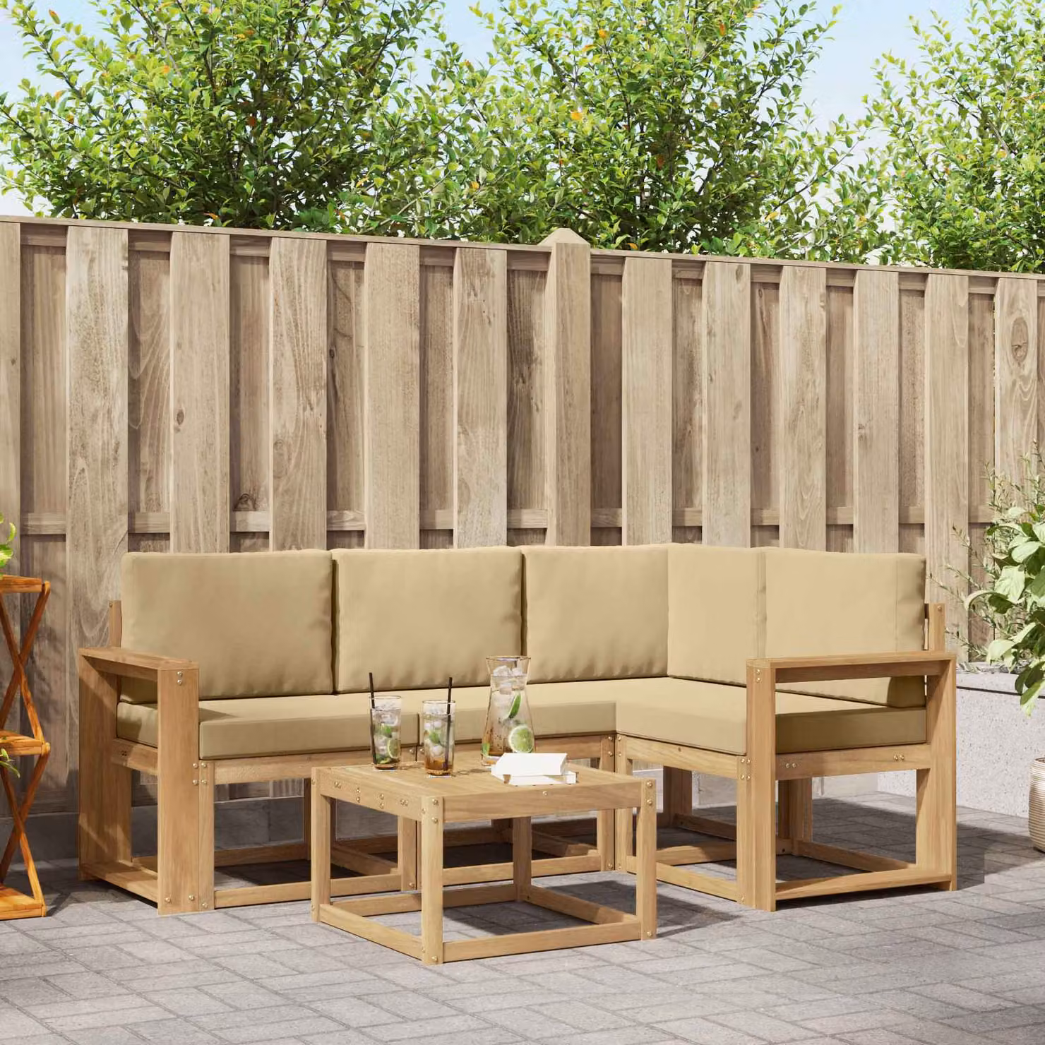 vidaXL Set di divani da esterno a forma di L con tavolino da caffè, 5 pezzi, Bianco e Beige, in legno di acacia trattato con cuscini inclusi