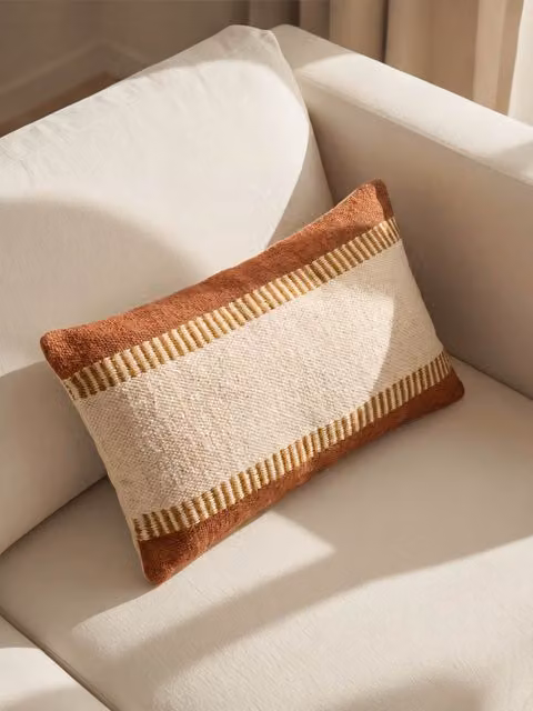 Cuscino rettangolare Rail Kenay Home color terracotta con rivestimento in cotone lavabile