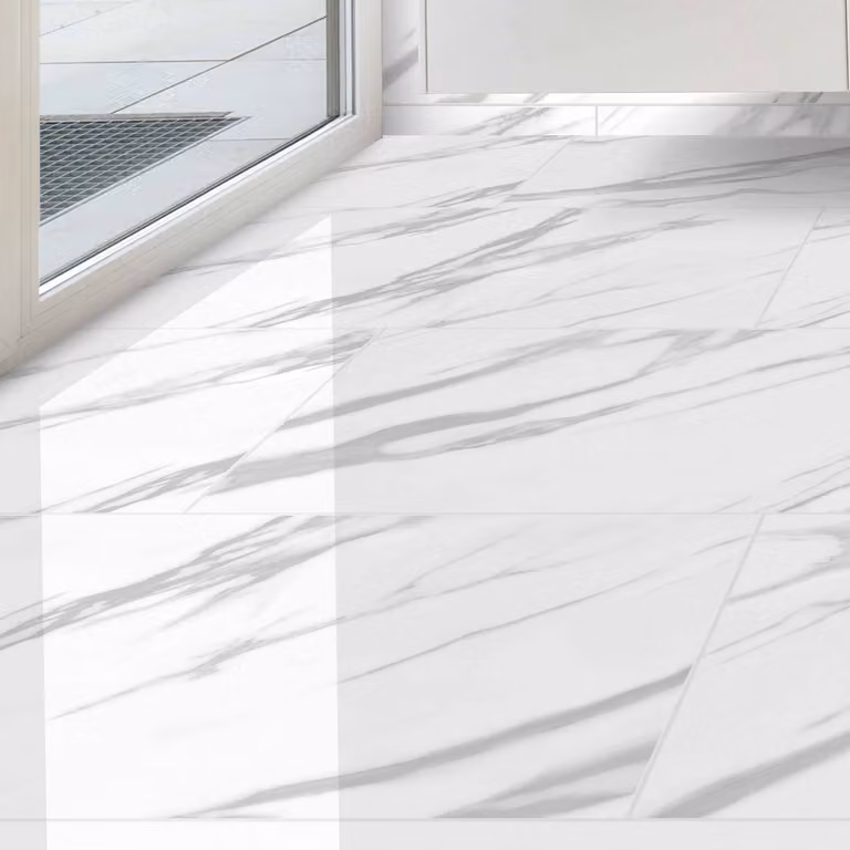 Piastrelle in Materiale Composito per Pavimentazione da Bagno - 615mm x 315mm - Bianco (Ares Carrera)