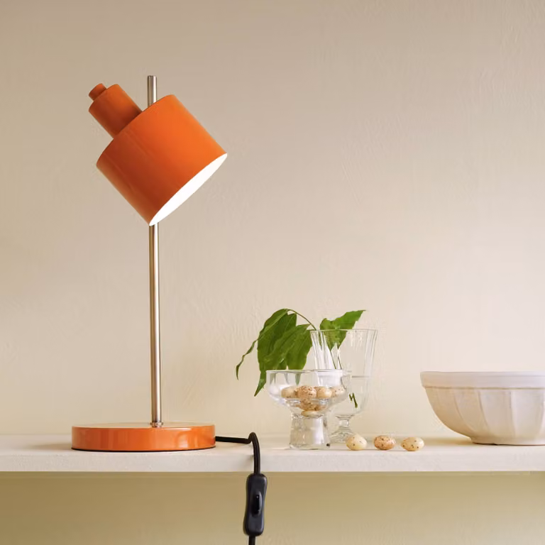 Dyberg Larsen Lampada da tavolo di design Ocean, Giallo / Arancione, Soggiorno / Sala da pranzo, Metallo, Design, Lampada da tavolo