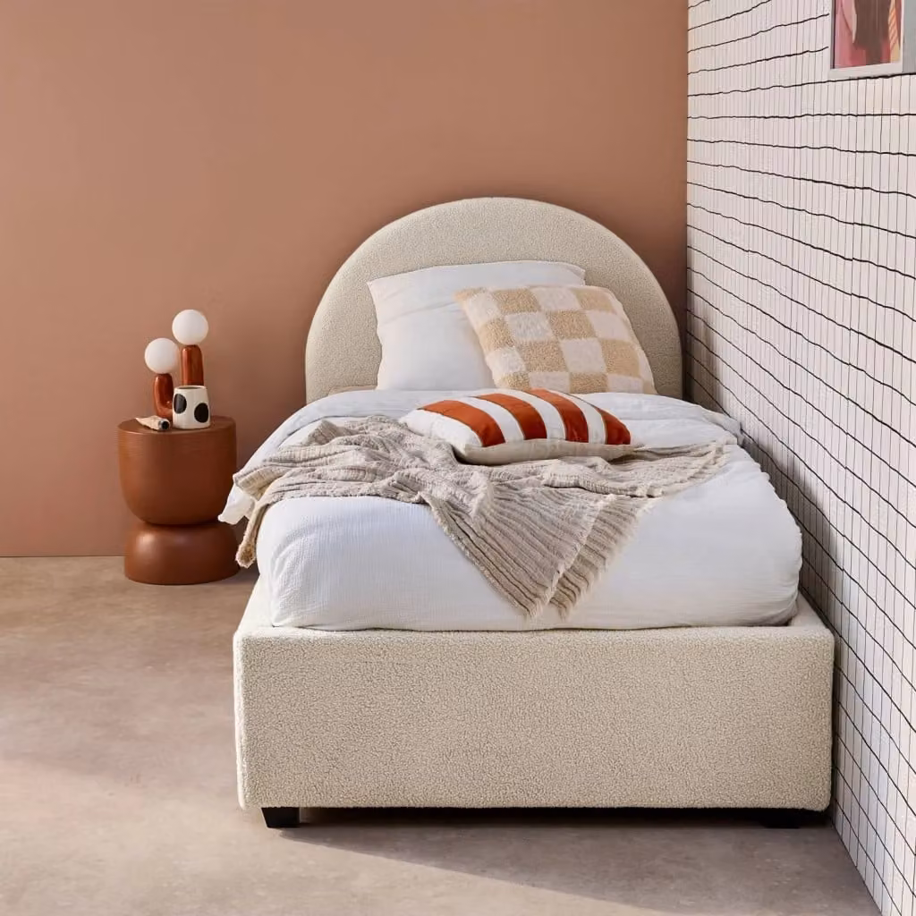 Letto con contenitore e testiera imbottita in bouclé bianco Sweeek L/P/H: 90 x 190 x 104 cm – 2