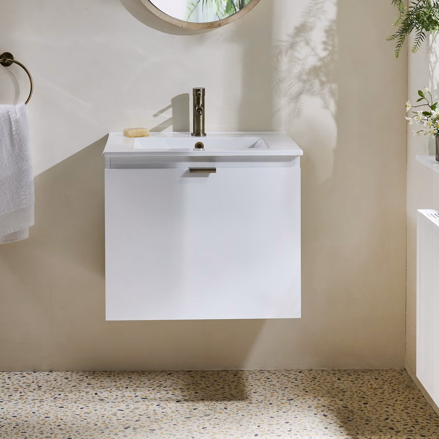 Mobile Bagno Bianco Sospeso da 600mm con Lavabo e Maniglia con Impugnatura a Dito in Ottone Spazzolato - Cluo