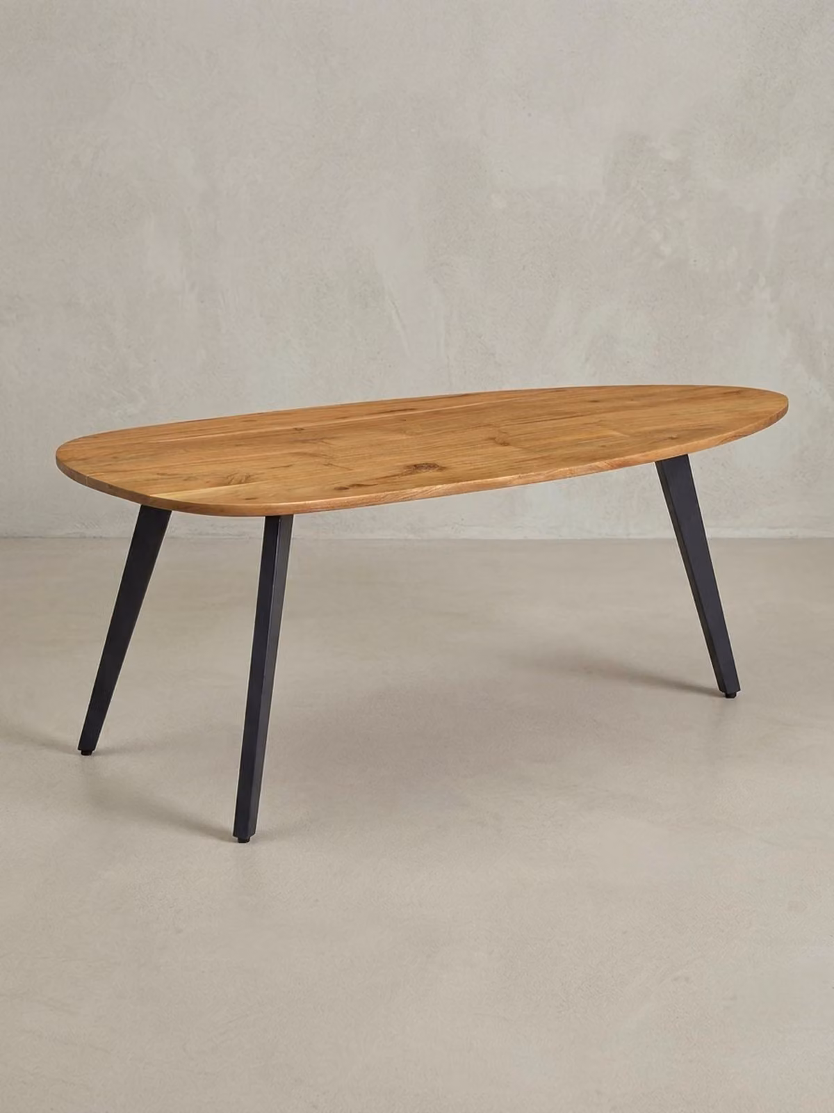 Tavolino in legno massello di acacia, forma moderna a fagiolo, robuste gambe in metallo. 110x60x45 cm | Kadima Design