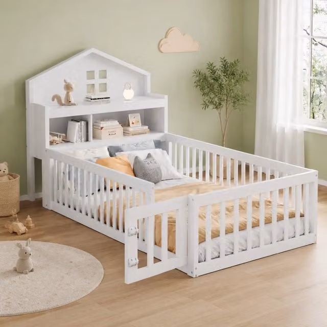 Letto a casetta Mivray per bambini in legno bianco con barriera, rete a doghe, testiera con ripiani e lavagna, L/P/H: 200 x 90 x 111,8 cm
