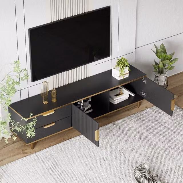 Mobile TV Mivray moderno con 2 cassetti e 2 vani chiusi, ante con motivi intagliati astratti, nero e oro