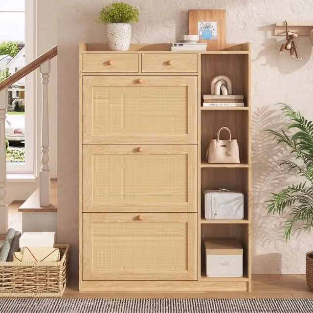 Scarpiera slim con 3 ribalte effetto rattan, 2 cassetti, ripiani regolabili e vani aperti per ingresso, naturale