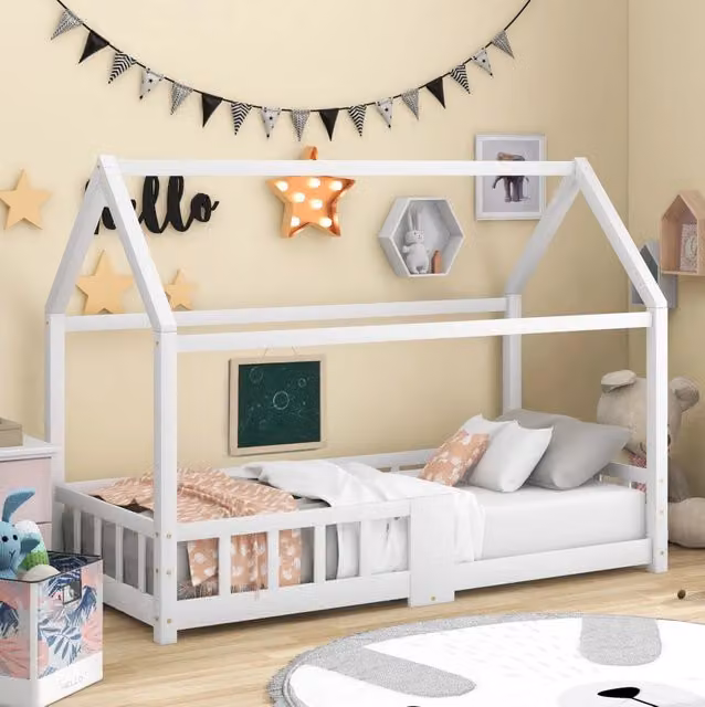 Letto a forma di casa ULEVR 90x200 cm in legno di pino bianco con lavagna, rete a doghe e protezione anticaduta