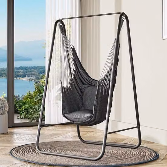 Sedia oscillante per terrazza, balcone e giardino con cuscini di supporto, struttura in acciaio stabile, capacità di carico 150 kg.