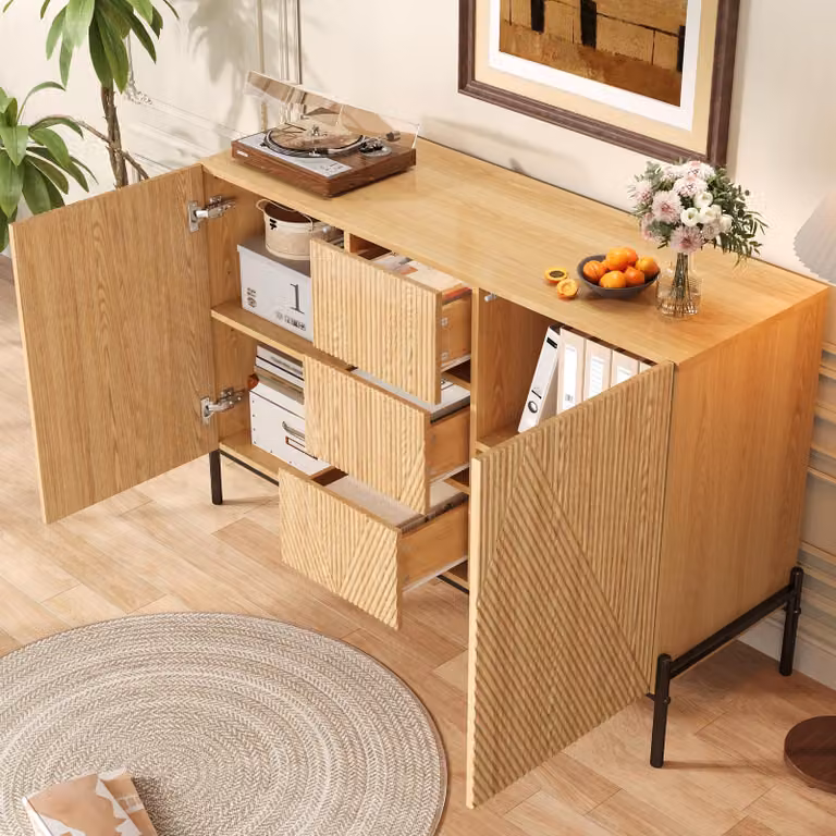 MODFU: Mobiletto contenitore. Struttura geometrica. Ante delle cassettiere con rilievo. Cassetto centrale. Ampio spazio di stoccaggio. Adatto per soggiorno, sala da pranzo, ingresso. Materiale: MDF, finitura naturale