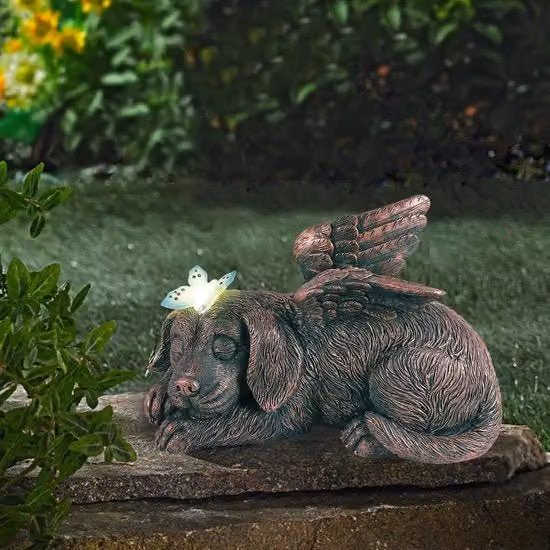 Decorazione solare per giardino e balcone con figura di cane addormentato e farfalla, luce LED warm white, colore marrone