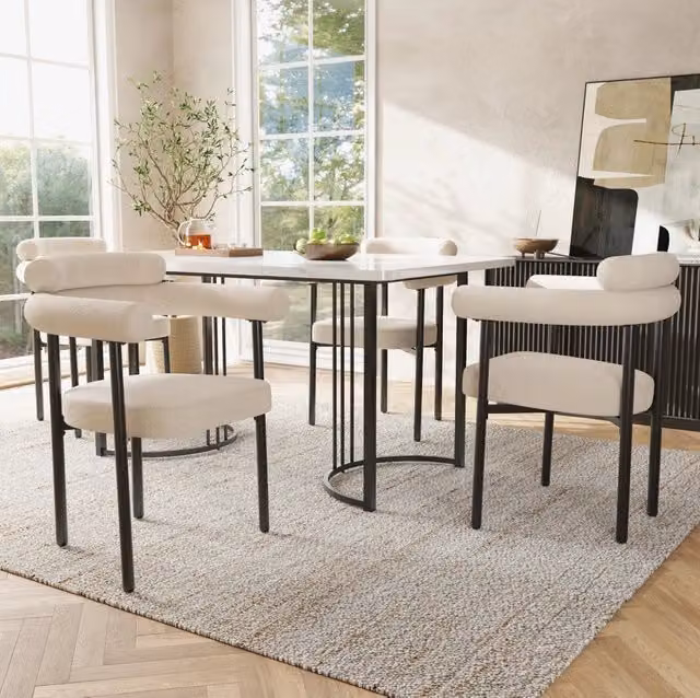 Set tavolo da pranzo 140x80 cm con 4 poltroncine in velluto beige e bianco; struttura in metallo