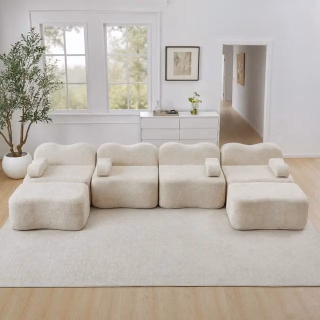 Divano modulare a U OKWISH da 4 posti in velluto beige con 2 pouf coordinati e design ondulato L: 384 cm, P: 167 cm, H: 70 cm