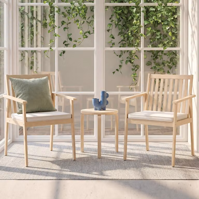 Set di 2 sedie da giardino Costway in legno di acacia con braccioli e cuscini bianchi imbottiti e rimovibili