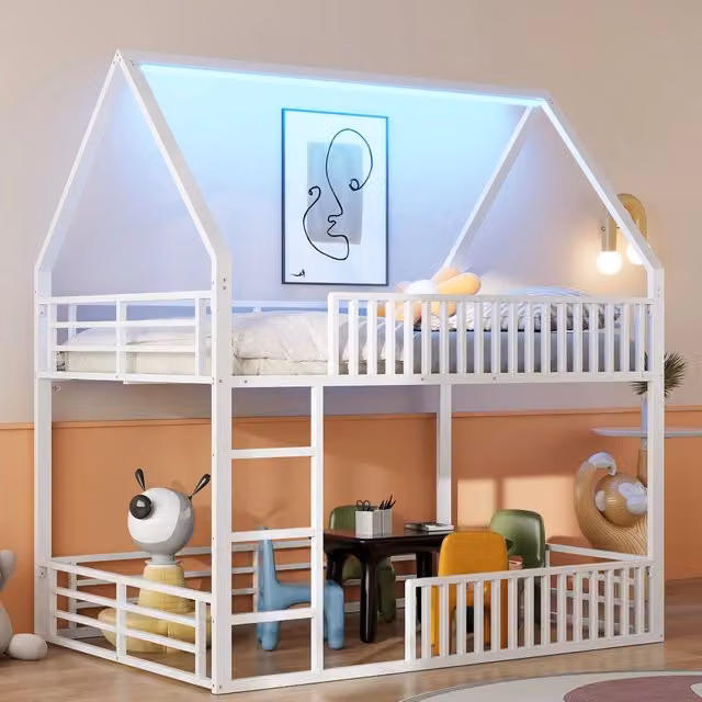 Letto a castello 140x200 bianco con struttura a casetta, protezione a staccionata e luce LED a 7 colori