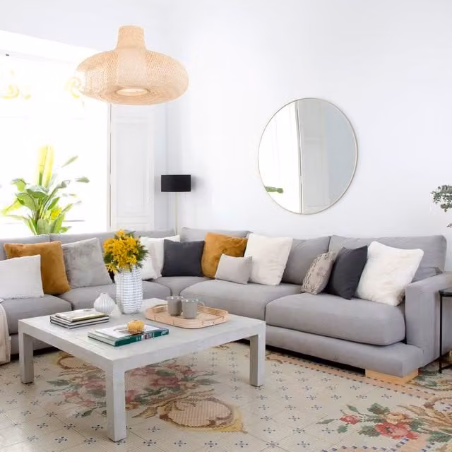 Divano angolare Luxor Living a 4 posti con chaise longue a sinistra, rivestimento in tessuto grigio e struttura in legno massello