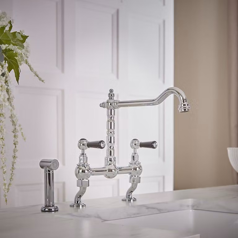 Miscelatore Classico da Cucina con Ponte a Gomito con Spray Estraibile - Cromato e Nero - Elizabeth