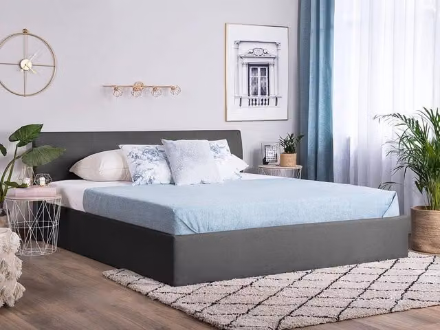 Letto matrimoniale Beliani con contenitore a sollevamento, rivestimento in tessuto grigio e struttura in legno, L/P/H: 160 x 200 x 177 cm – 1