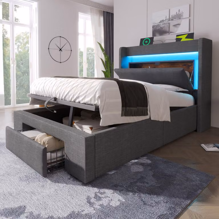 Letto imbottito 90x200, con sistema di sollevamento idraulico, contenitore integrato, poggiatesta con vano portaoggetti, illuminazione LED, porte USB e USB-C, doghe in legno, rivestito in lino, senza materasso.