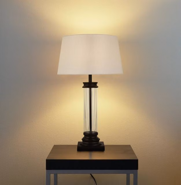 Lampada da scrivania moderna SEARCHLIGHT in metallo nero e vetro bianco con base a piedistallo e attacco E27