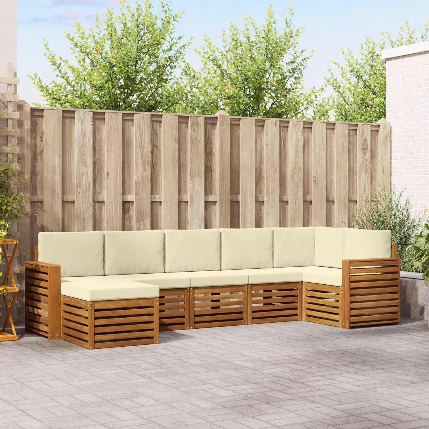 vidaXL Set di divani da esterno a L in legno di acacia con cuscini, 7 pezzi, Beige e Bianco