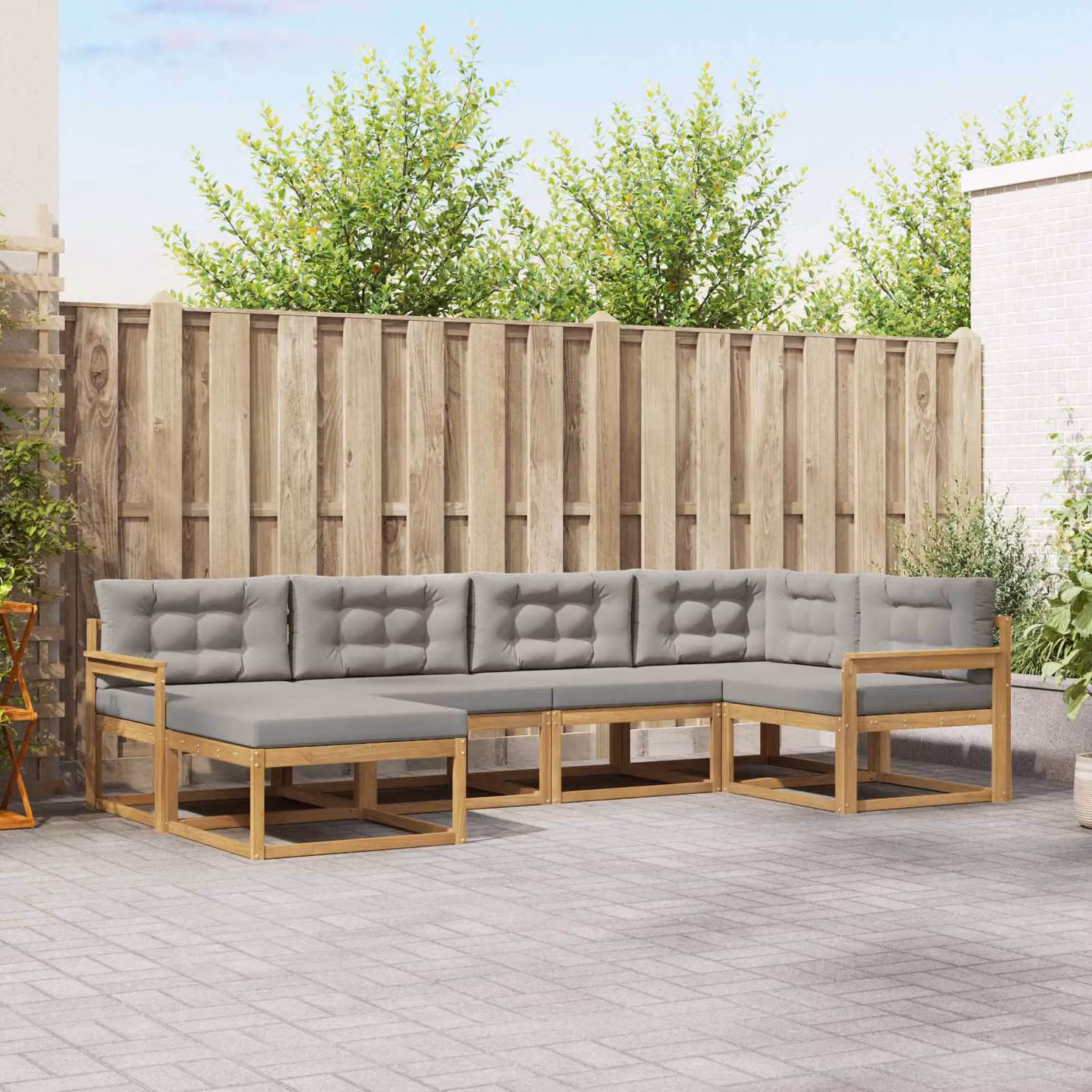 vidaXL Set di divani da esterno a L composto da 5 pezzi in legno di acacia con cuscini, colori bianco, grigio e marrone