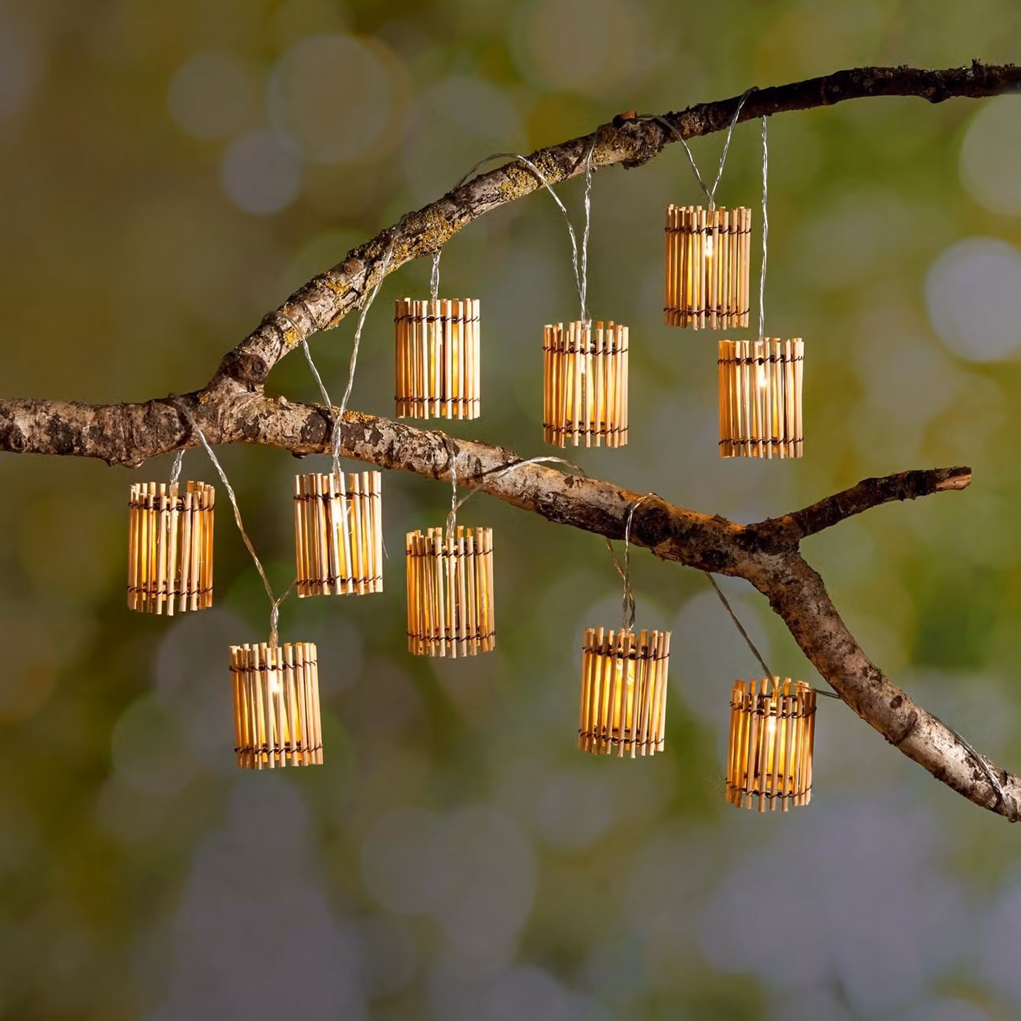 Catena luminosa a LED con batterie, realizzata in bambù, con 10 lanterne. Ideale per decorare giardino, balcone o terrazza, per un'illuminazione d'atmosfera
