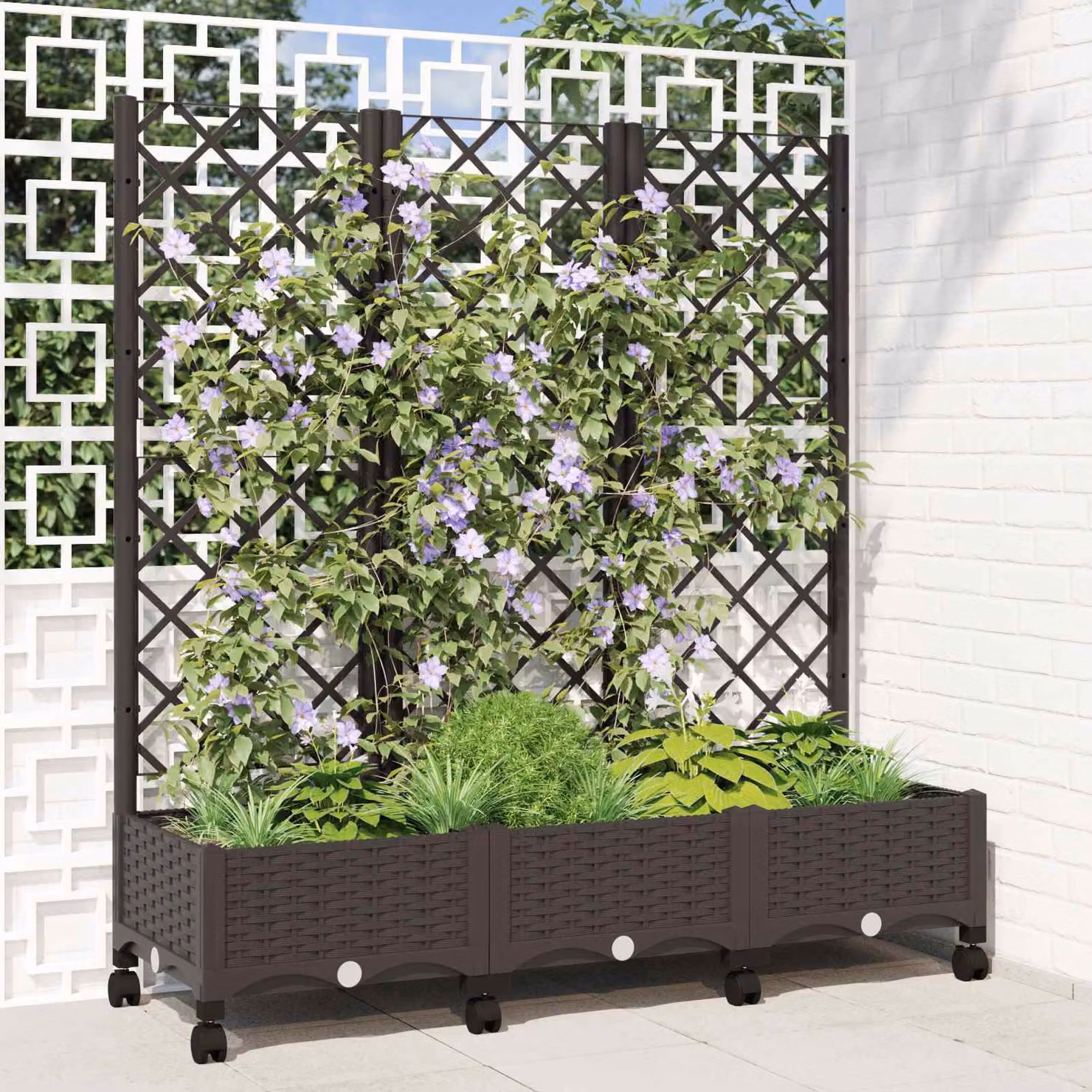vidaXL Vaso da giardino con grigliato e ruote Marrone in plastica L: 120 cm, P: 40 cm, H: 131,5 cm
