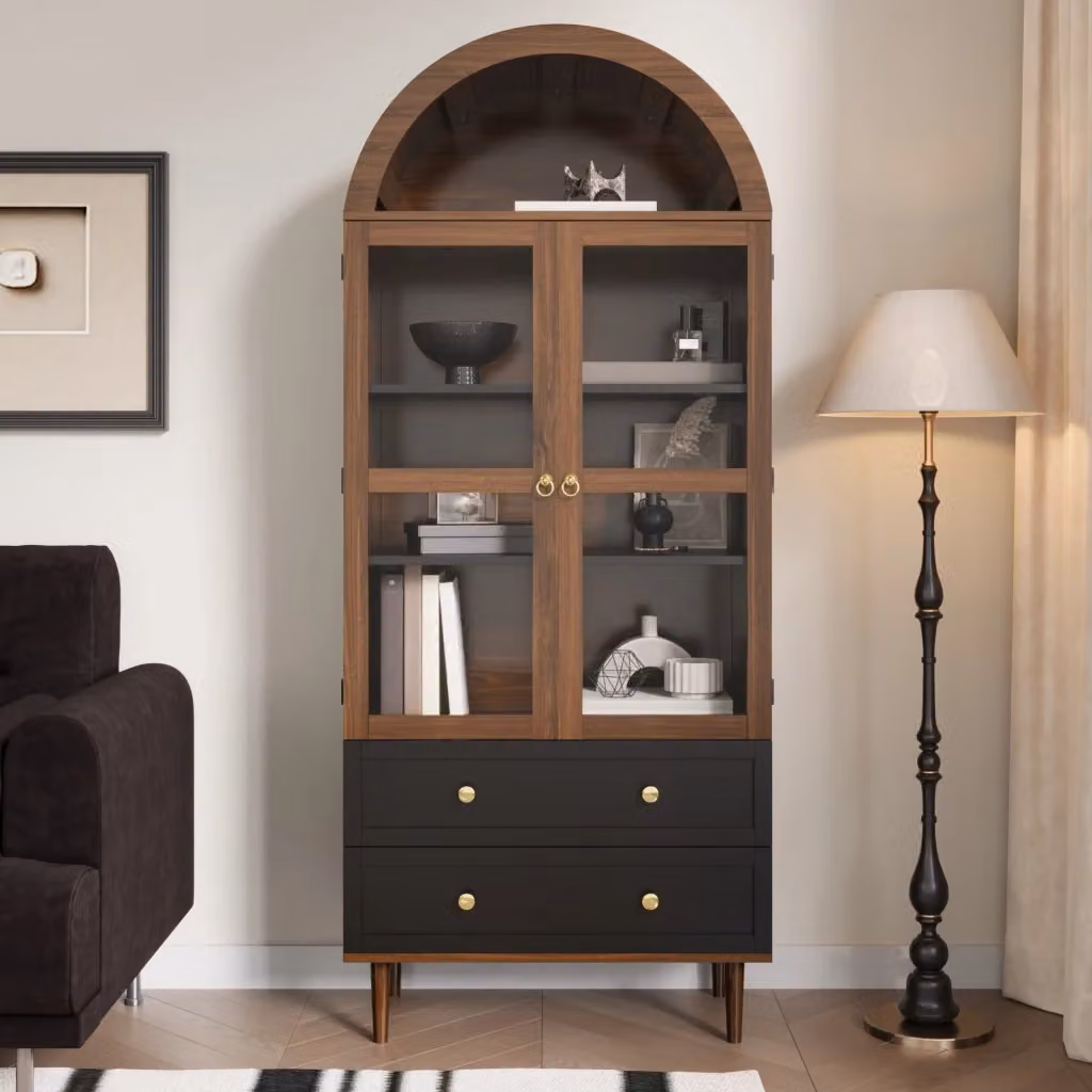 Credenza moderna con ante in vetro rigato e ripiani regolabili in MDF color noce e dettagli oro, ideale per soggiorno o sala da pranzo, L: 70 cm, P: 38 cm, H: 165 cm – 2