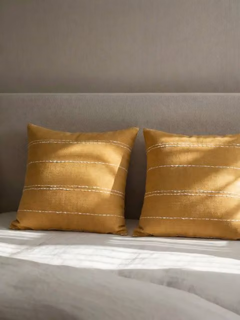 Set di 2 cuscini quadrati Sia color giallo cammello in cotone Kenay Home L/P: 45 x 45 cm – 1