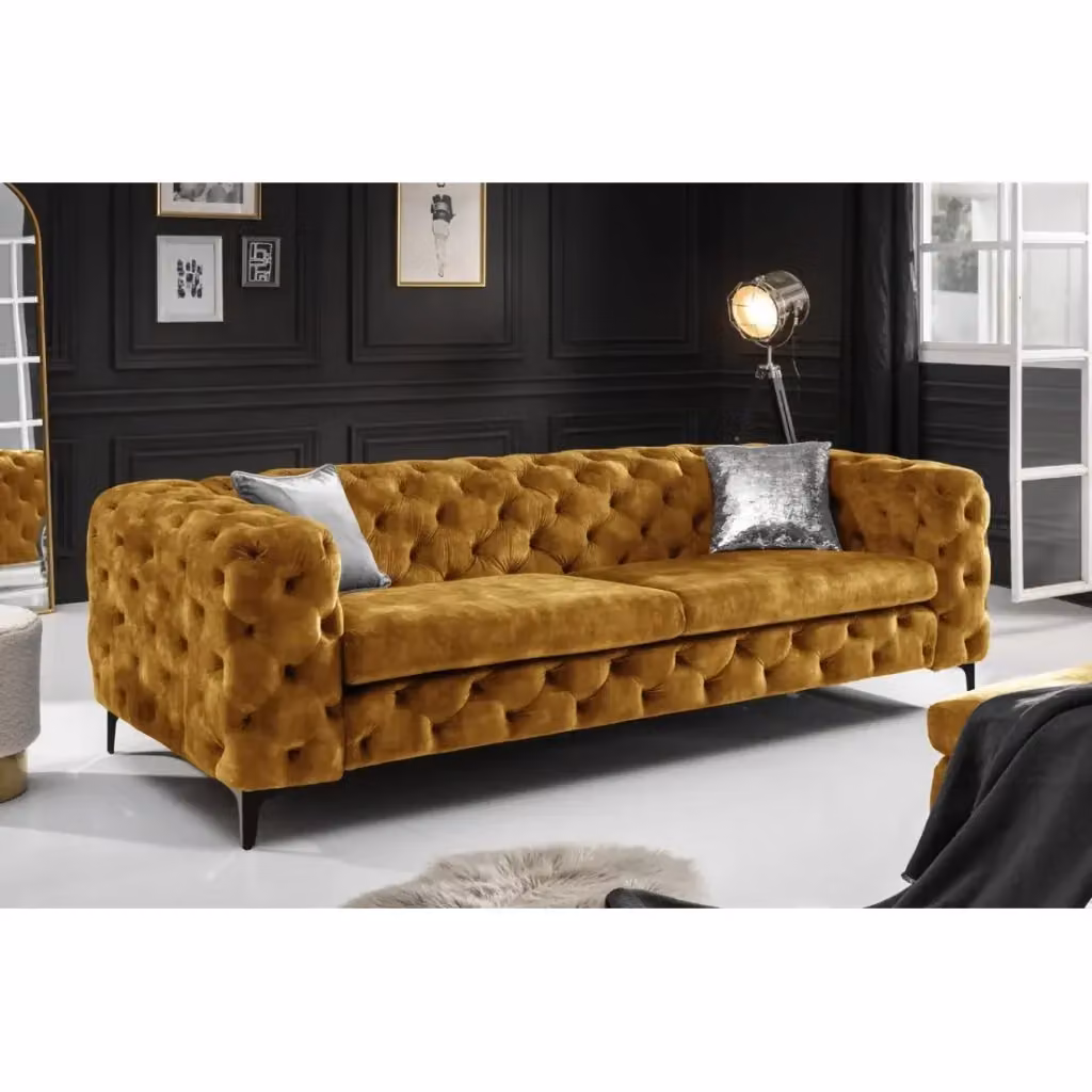 Divano dritto VELENA Meublorama in velluto giallo senape con piedi in metallo nero L: 235 cm, P: 72 cm, H: 76 cm – 2