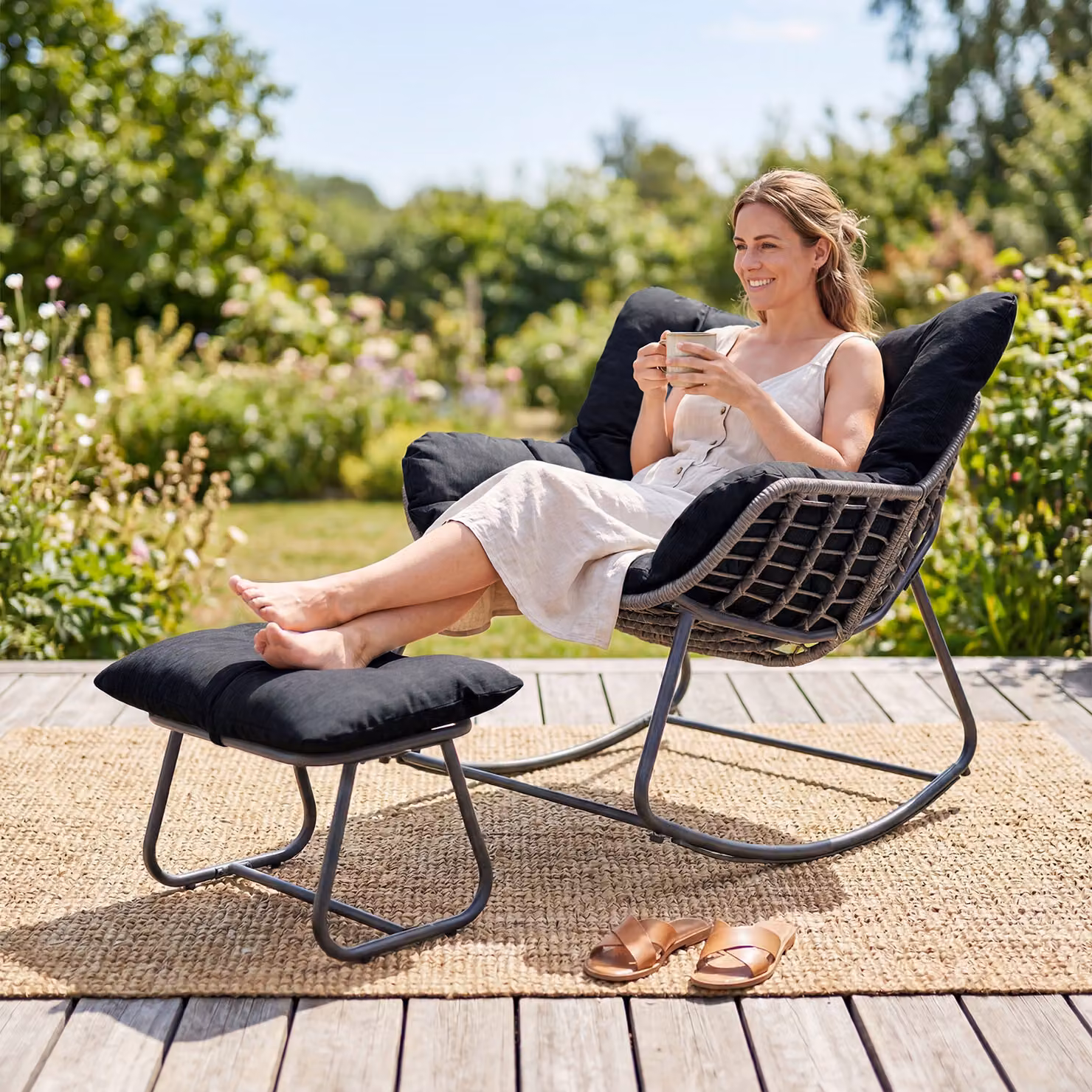 Poltrona a dondolo Costway in rattan con poggiapiedi e cuscini rimovibili, ideale per interno ed esterno, colore nero
