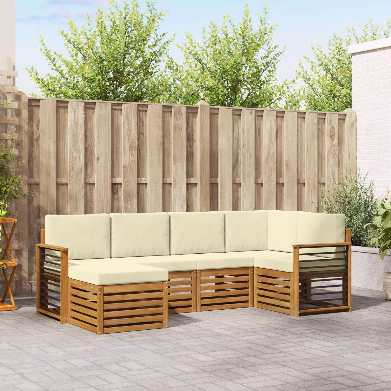 Set di divani da esterno vidaXL a forma di L composto da 6 pezzi in legno di acacia con cuscini beige e bianchi
