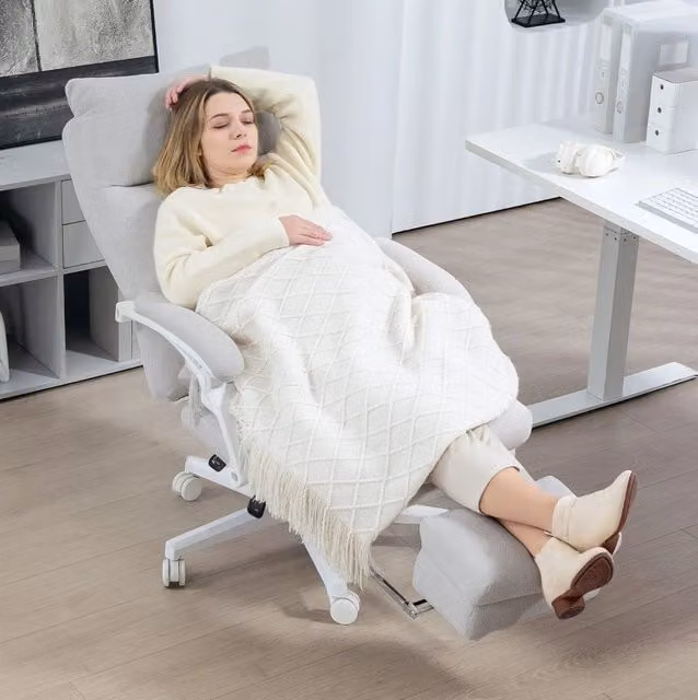 Sedia da ufficio ergonomica con schienale alto, supporto lombare e poggiapiedi, rivestimento in tessuto effetto lino, crema bianco