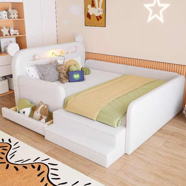 Letto imbottito per bambini 140x200 cm con testiera a forma di orso, luce notturna, porta USB per la ricarica e spazio contenitivo integrato, rivestito in ecopelle bianca, ideale per la cameretta dei bambini