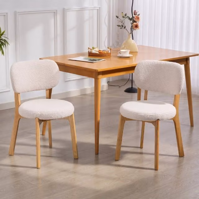 Set di 2 sedie da pranzo REDOM in stile mid-century con rivestimento in tessuto bouclé beige e struttura in legno di gomma, L: 46,5 cm, P: 52 cm, H: 80 cm
