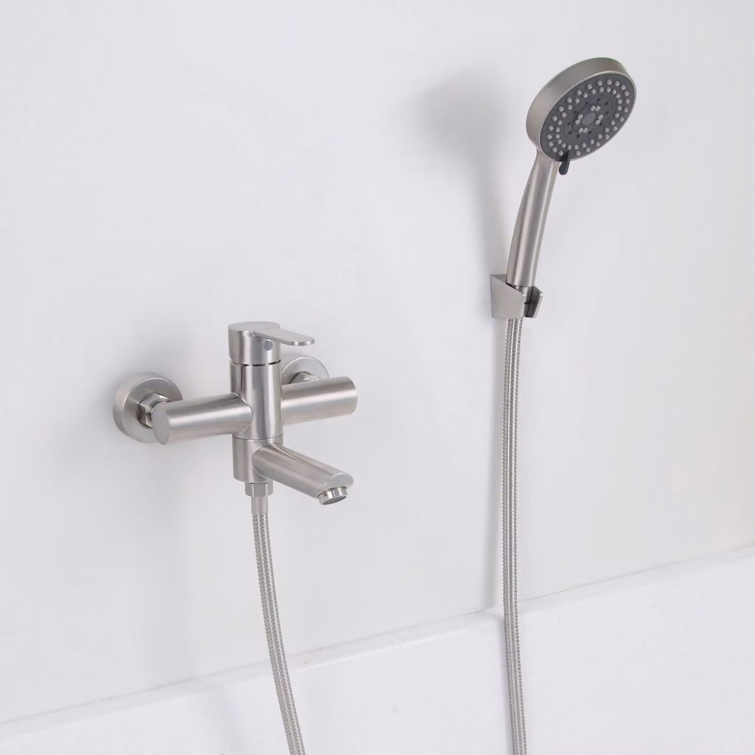 Miscelatore da bagno da montare a parete, con doccetta manuale, finitura nickel, girevole a 90°