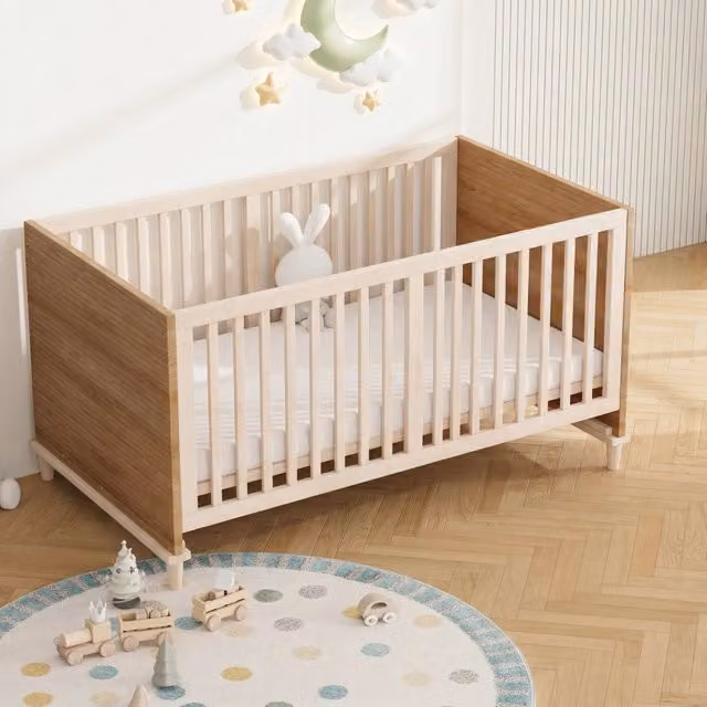 Culla Mivray in legno e MDF beige con rete a doghe regolabile in 5 altezze e sponde a griglia perimetrali