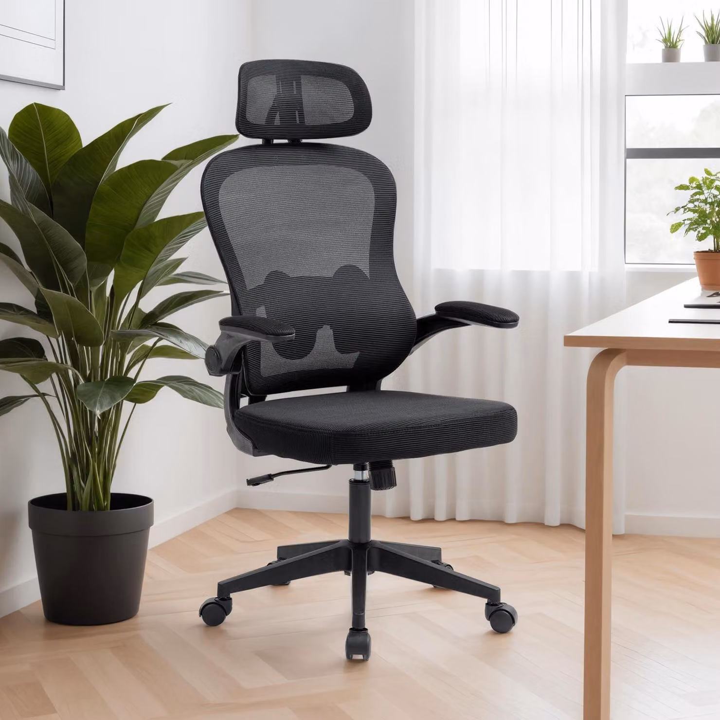 Sedia girevole da ufficio JOBURG regolabile in altezza con braccioli, nera – sedia da scrivania ergonomica con schienale in rete e supporto lombare per l'home office e l'ufficio – sedia girevole con rotelle, sedia da PC