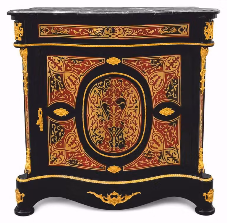 Comò in legno massello stile Barocco "Padrino" con intarsi "Boulle" e piano in marmo, disponibile nei colori nero, rosso, oro e grigio. Altezza: 105 cm. Mobili in stile Barocco "Boulle"
