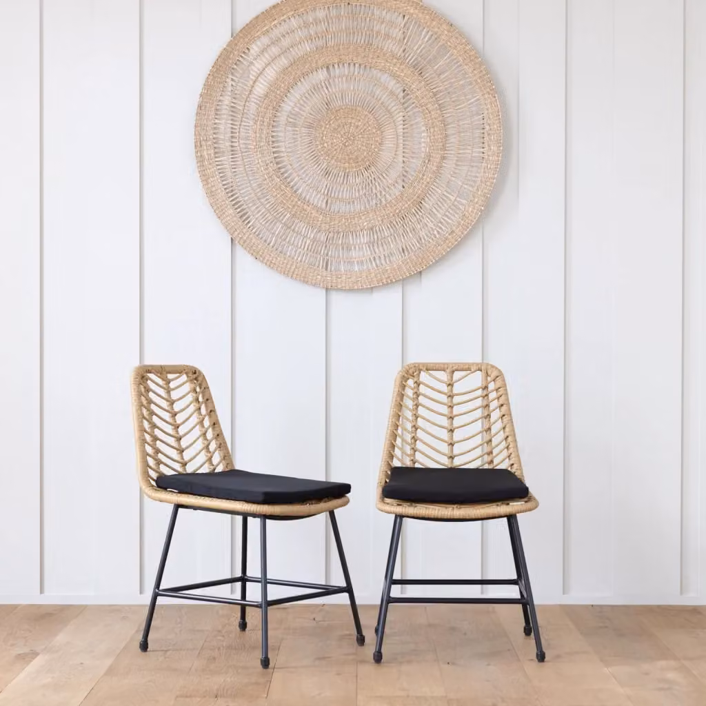 Set di 2 sedie da giardino moderne OKA in rattan sintetico con cuscini, colori nero, marrone e beige – 2