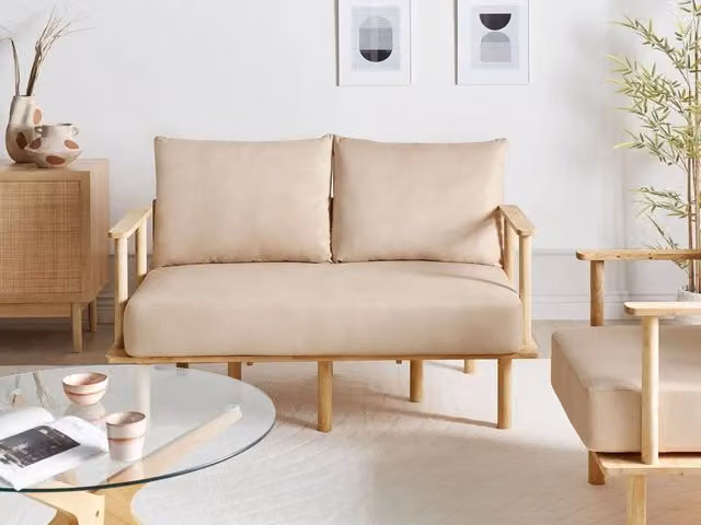 Divano a 2 posti BELIANI in stile minimalista con struttura in legno massello e rivestimento in tessuto beige con coperture rimovibili L: 133 cm, P: 74 cm, H: 87 cm