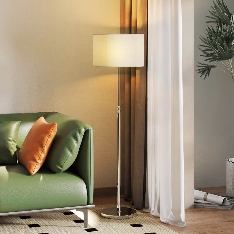 Lampada da terra beige con paralume in tessuto e base in metallo, regolabile in altezza e luminosità con telecomando e interruttore a pedale – 2