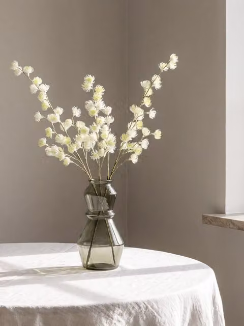 Fiore artificiale Chardes bianco Kenay Home con vaso in vetro e dettagli in tessuto