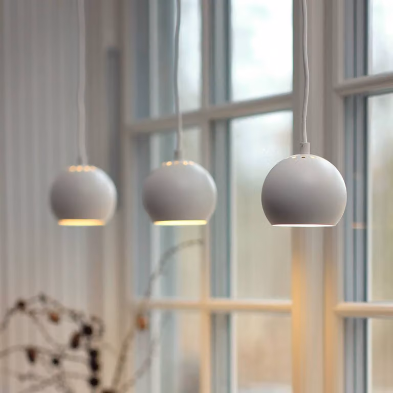 FRANDSEN Lampada a sospensione Ball, dimmerabile, Bianco / Opale, Soggiorno / Sala da pranzo, Metallo, Design, Lampada a sospensione