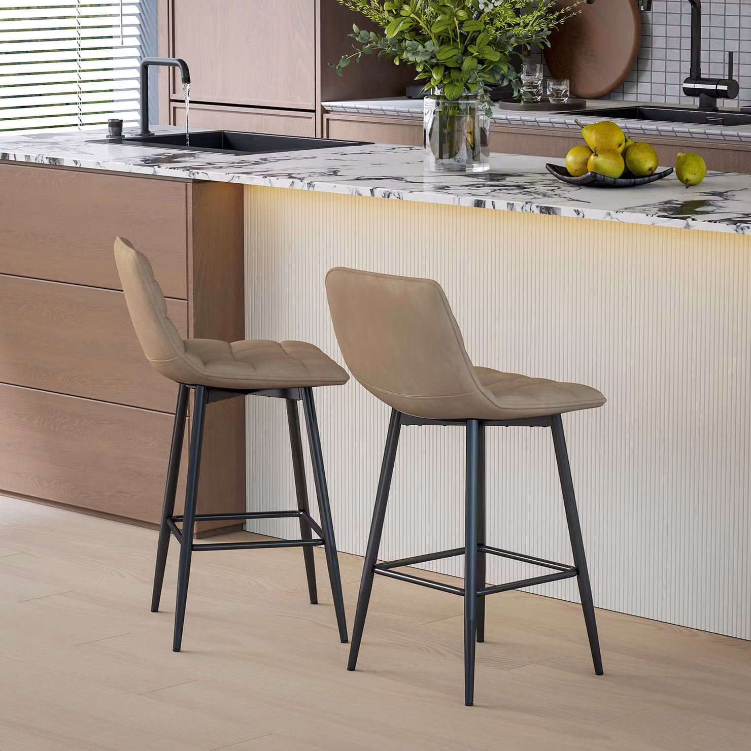 Set di 2 sgabelli da cucina HOMCOM con schienale ergonomico e poggiapiedi in tessuto effetto velluto e metallo, Marrone, L 45 cm x P 47 cm x H 84 cm – 2
