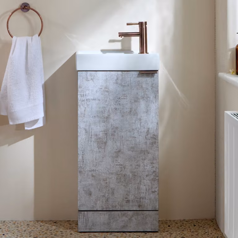 Mobile Bagno a Terra Grigio Cemento da 400mm con Lavabo e Maniglia con Impugnatura a Dito in Bronzo Spazzolato - Cluo