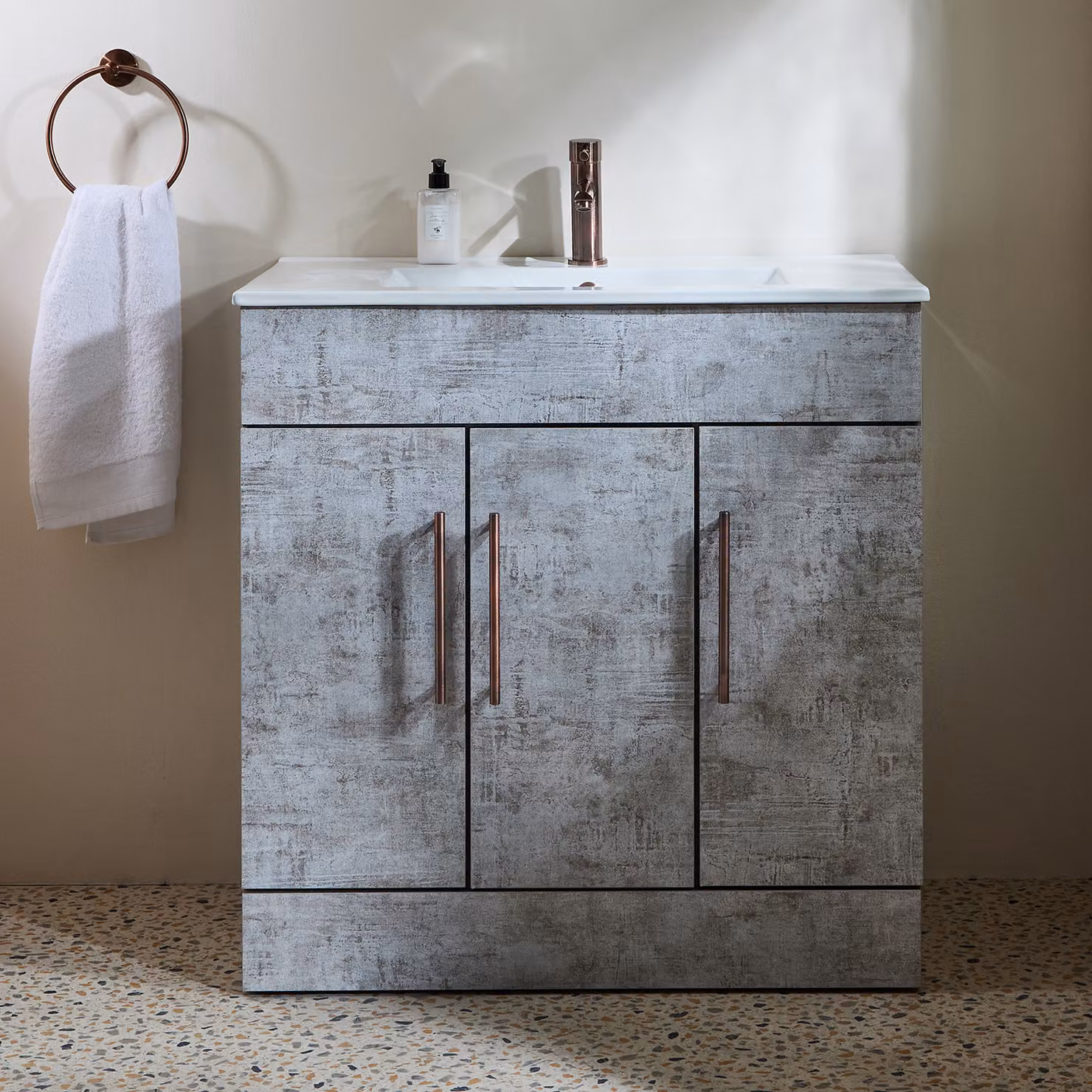 Mobile Bagno a Terra Grigio Cemento da 810mm con Lavabo e Maniglie con Barra a T in Bronzo Spazzolato - Cluo
