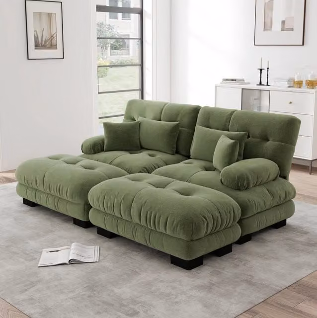 Divano modulare in chenille verde con 2 pouf mobili; 2 cuscini lombari e 2 cuscini decorativi
