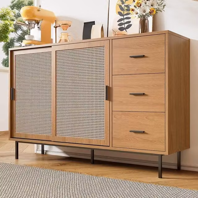 Credenza rustica con ante in rattan e 3 cassetti, ideale per soggiorno o camera da letto, marrone e beige, L: 140 cm, H: 91 cm, P: 37 cm